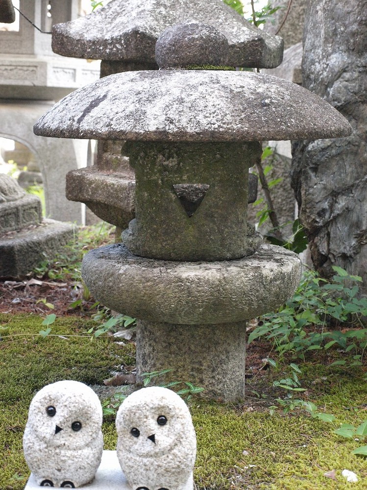 大きな石臼、灯篭　岩松　すべて売ります。 大きな石臼、灯篭 岩松 すべて売ります。